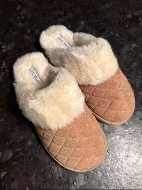 Steve Madden Tan Quilted Slippers with Cream Faux Fur Collar